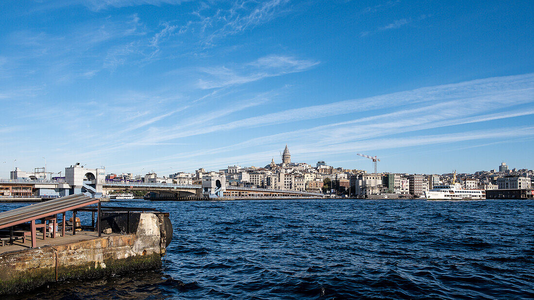 Stadtbild von Beyoglu, einem Stadtbezirk auf der europäischen Seite, der durch das Goldene Horn von der Altstadt (historische Halbinsel von Konstantinopel) getrennt ist, Istanbul, Türkei, Europa