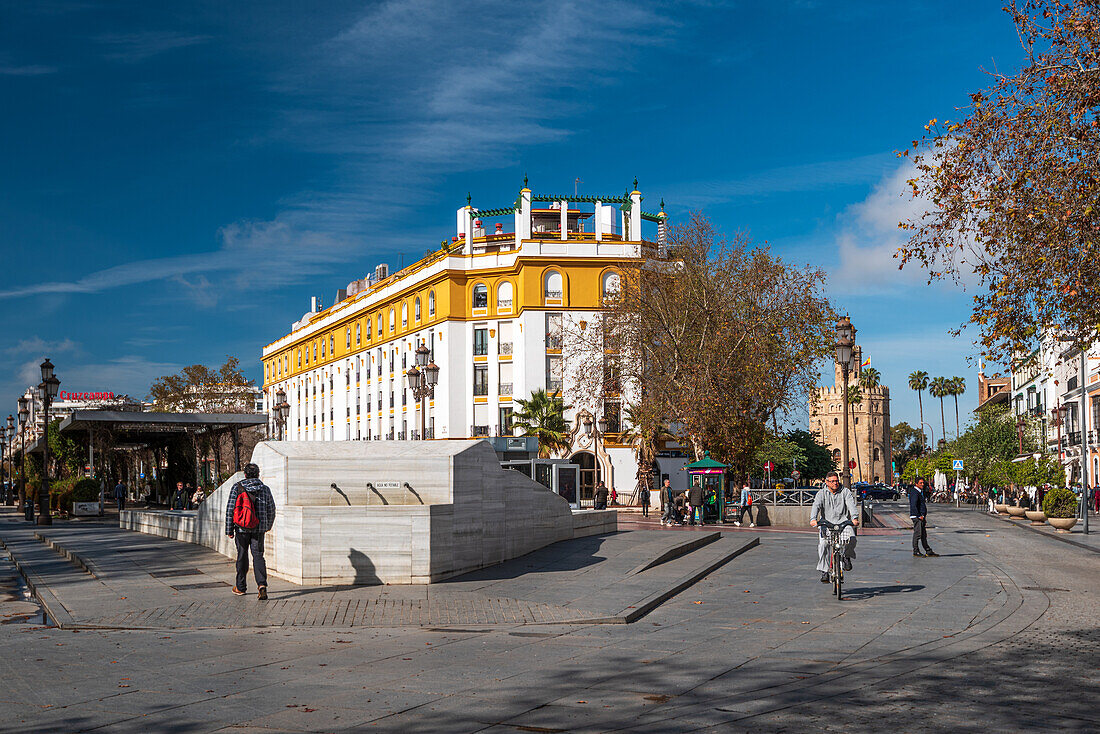 Brunnen an der Puerta Jerez, mit dem Torre del Oro im Hintergrund, Sevilla, Andalusien, Spanien, Europa