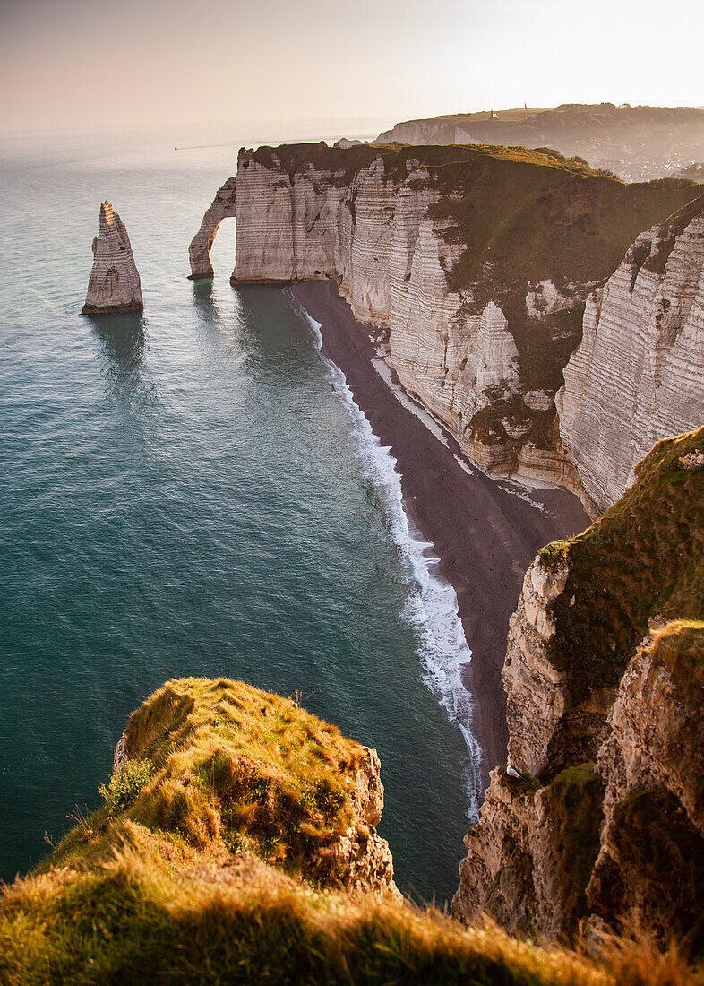 Falaise d'Aval, die berühmten weißen Klippen des Dorfes Etretat, Normandie, Frankreich, Europa