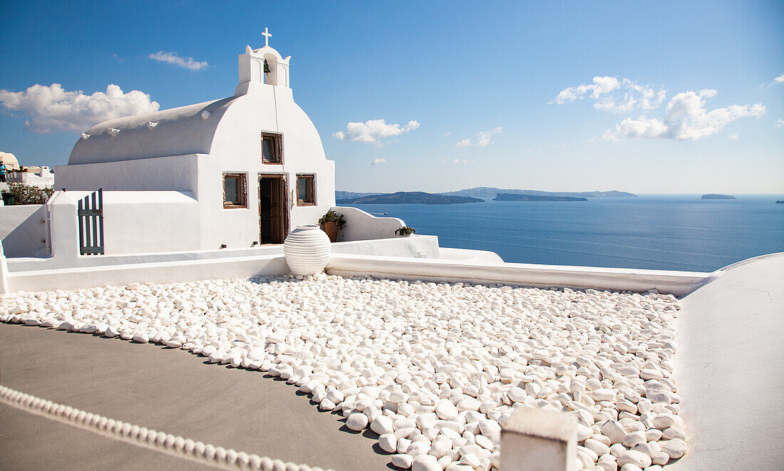 Weiß getünchte Kapelle auf der wunderschönen Insel Santorin, Kykladen, Griechische Inseln, Griechenland, Europa