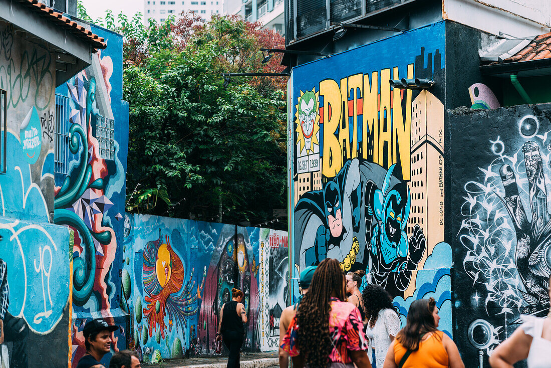 Beco do Batman, der Spitzname für die Gegend um das Viertel Vila Madalena mit seiner dichten Konzentration von Graffiti, die die Straßen säumen, beliebt bei Touristen, Sao Paulo, Brasilien, Südamerika