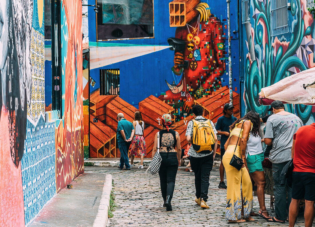 Beco do Batman, der Spitzname für die Gegend um das Viertel Vila Madalena mit seiner dichten Konzentration von Graffiti, die die Straßen säumen, beliebt bei Touristen, Sao Paulo, Brasilien, Südamerika