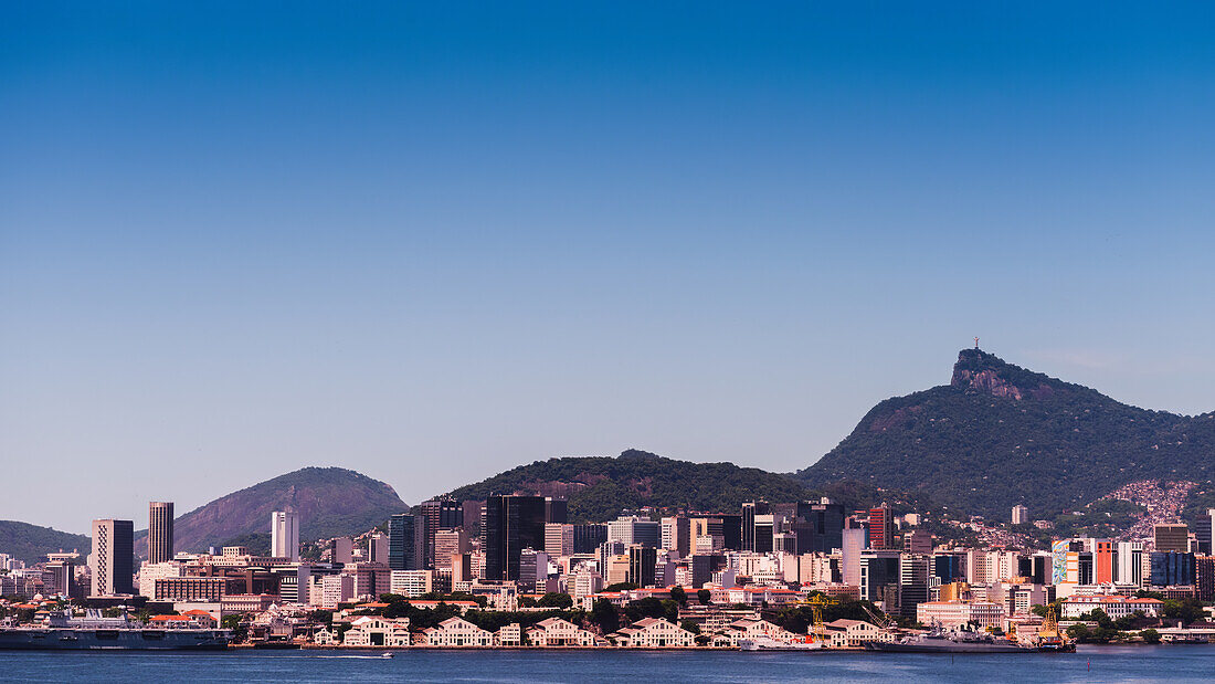 Blick auf die Innenstadt von Rio mit dem Zuckerhut im Hintergrund, Rio de Janeiro, Brasilien, Südamerika