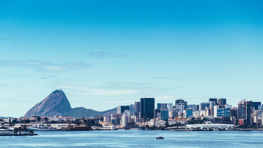 Blick auf das Stadtzentrum von Rio mit dem Zuckerhut im Hintergrund, Rio de Janeiro, Brasilien, Südamerika