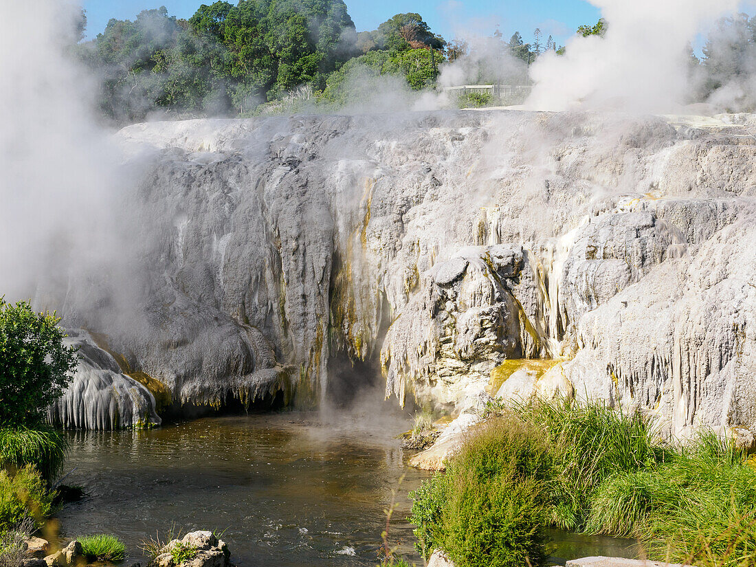 Mineralische Ablagerungen aus geothermischen Dampfschloten bei Te Puia, Gisborne District, Nordinsel, Neuseeland, Pazifik