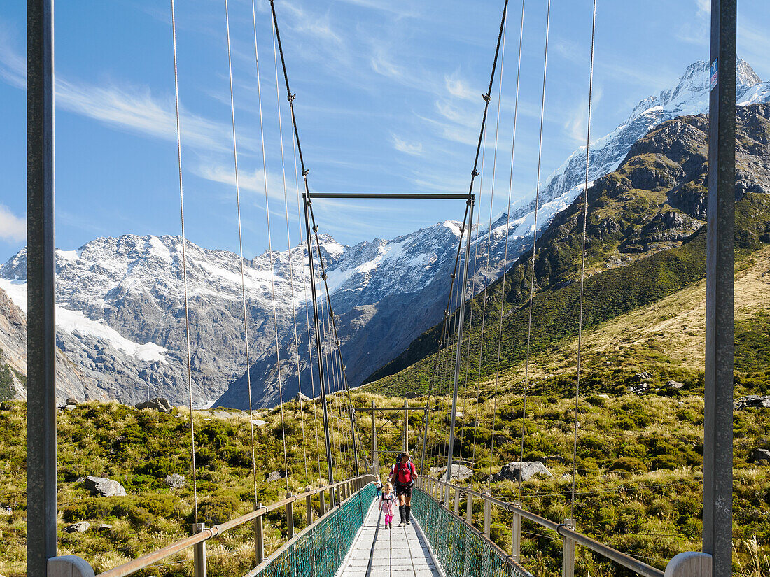 Drehbrücke und Bergblick auf dem Hooker Valley Trail im Aoraki (Mount Cook) National Park, UNESCO Weltkulturerbe, Südliche Alpen, Südinsel, Neuseeland, Pazifik