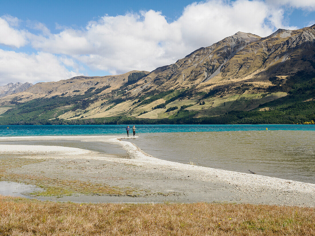 Spaziergänger am Strand in Glenorchy, Otago, Südinsel, Neuseeland, Pazifik