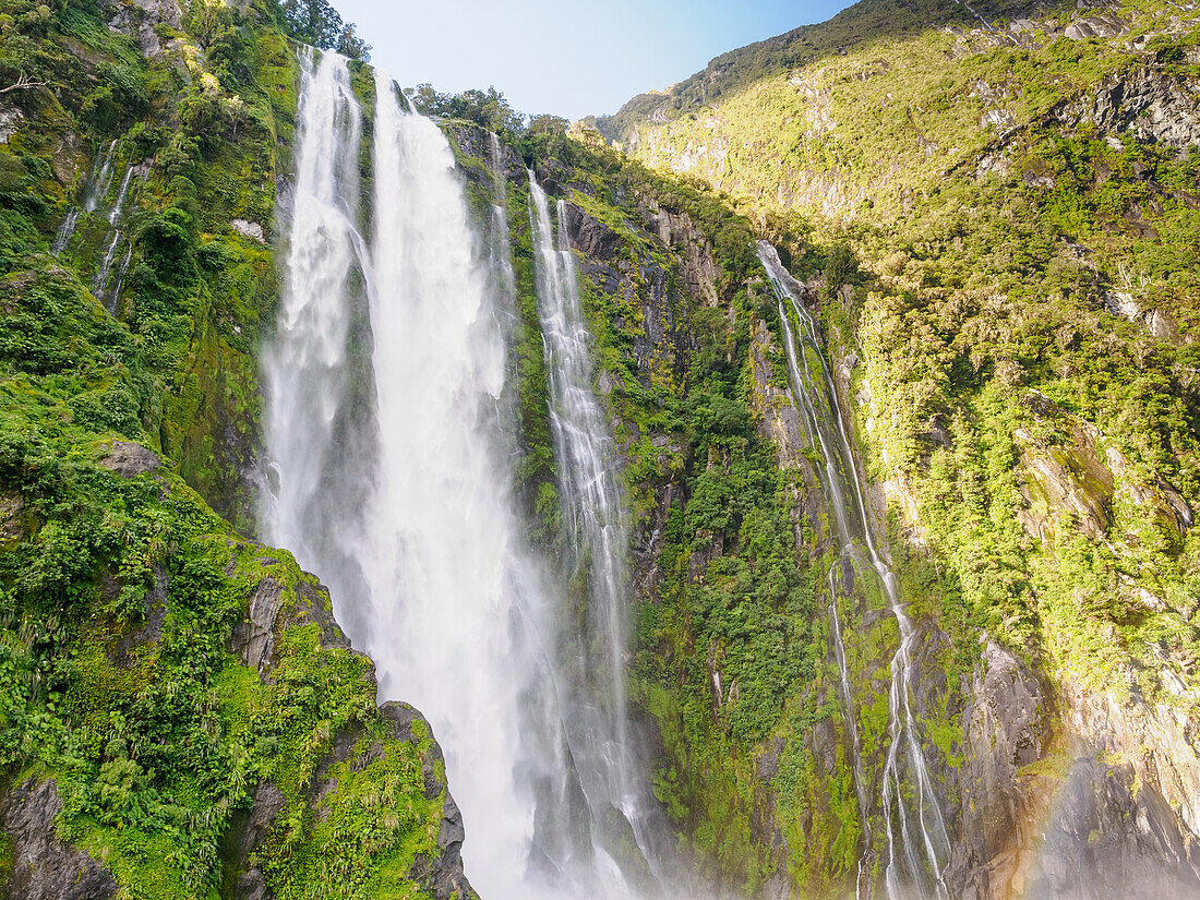 Wasserfall am Milford Sound, Fiordland National Park, Te Wahipounamu, UNESCO Weltkulturerbe, Südinsel, Neuseeland, Pazifik