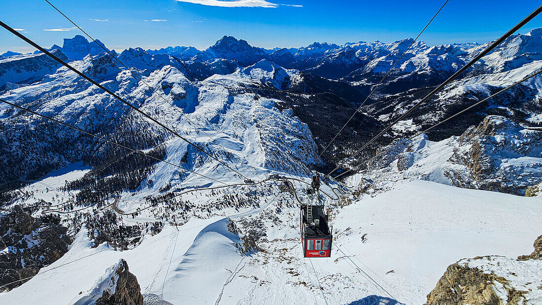 Gondola at Mount Lagazuoi, Ampezzo Dolomites Natural Park, UNESCO World Heritage Site, Veneto, Dolomites, Italy, Europe