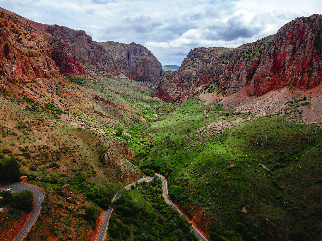 Noravank Monastery and the red mountains of Vayots Dzor, Armenia (Hayastan), Caucasus, Central Asia, Asia