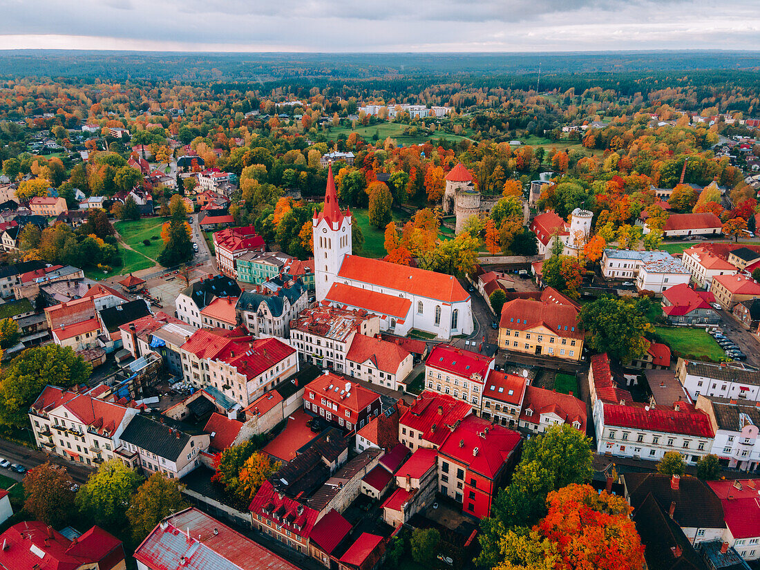 Drohnenaufnahme der mittelalterlichen Altstadt von Cesis, Cesis, Lettland, Baltikum, Europa