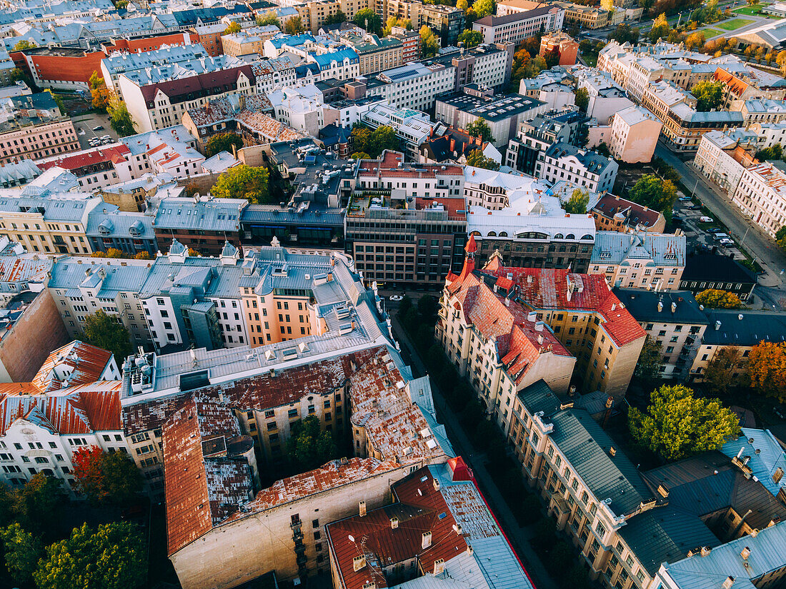 Drohnenansicht des Sonnenuntergangs in der Albertstraße im Jugendstilviertel, Riga, Lettland, Europa