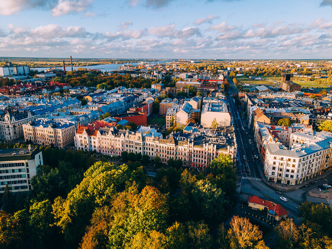 Drohnenansicht des Jugendstilviertels bei Sonnenuntergang, Riga, Lettland, Europa