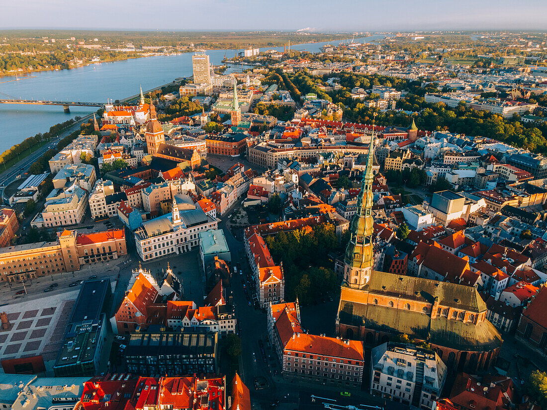 Drohnenansicht des Sonnenaufgangs der St. Peterskirche und des Hauses der Schwarzhäupter, Rigaer Altstadt (Vecriga), UNESCO-Weltkulturerbe, Riga, Lettland, Europa