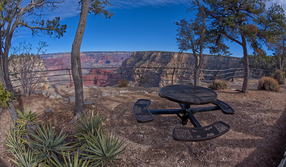 Picknicktisch aus Stahl entlang des Rim-Trails mit Blick auf den Grand Canyon South Rim an der Hermit Road auf halbem Weg zwischen Monument Creek Vista und The Abyss, Grand Canyon, Arizona, Vereinigte Staaten von Amerika, Nordamerika