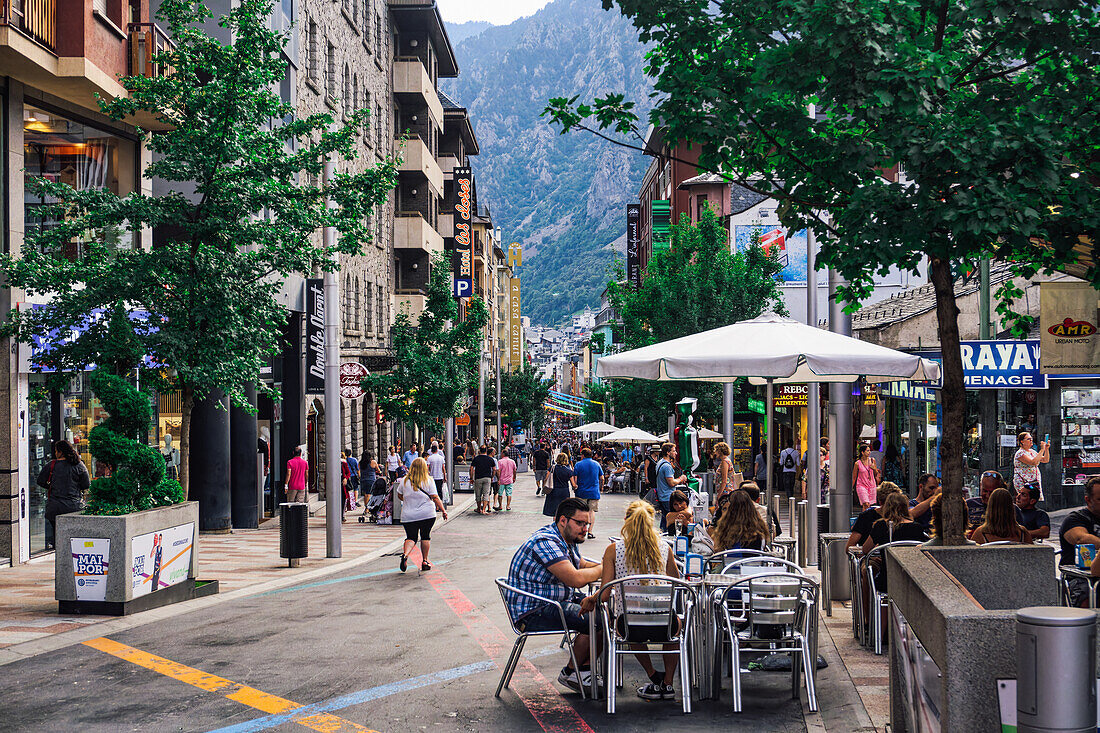 Gebäude mit Geschäften und Menschenmassen in der Hauptstadt, Andorra la Vella, Andorra, Pyrenäen, Europa