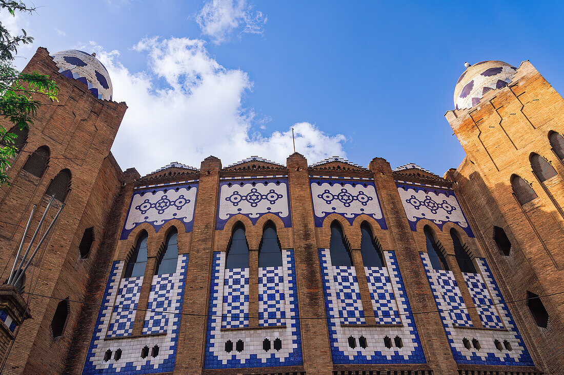 Die Monumentale Stierkampfarena (La Monumental), Jugendstil-Konzertgebäude von 1914, mit einem Museum zur Geschichte des Stierkampfes im Inneren, Barcelona, Katalonien, Spanien, Europa