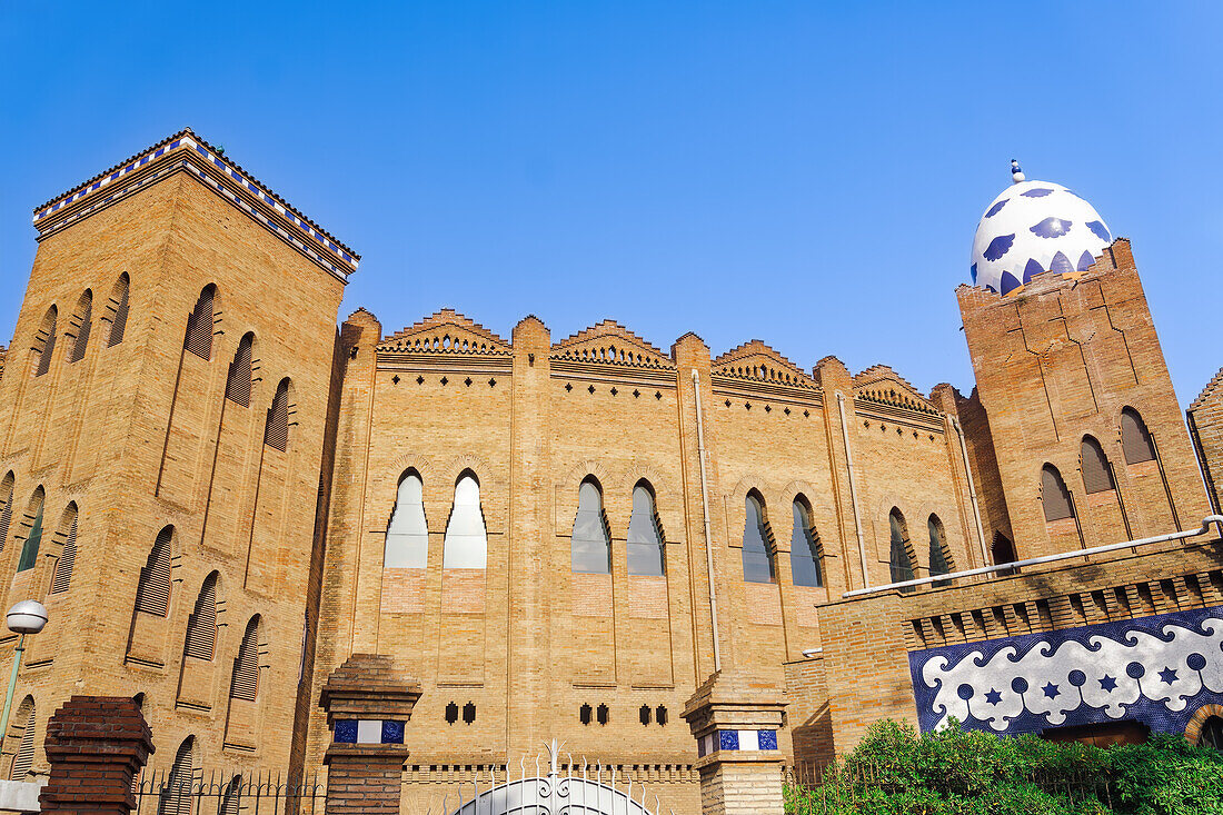 Die Monumentale Stierkampfarena (La Monumental), Jugendstil-Konzertgebäude von 1914, mit einem Museum zur Geschichte des Stierkampfes im Inneren, Barcelona, Katalonien, Spanien, Europa