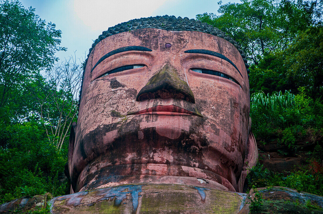 Der Riesenbuddha von Leshan, der größte Steinbuddha der Welt, Mount Emei Scenic Area, UNESCO-Weltkulturerbe, Leshan, Sichuan, China, Asien