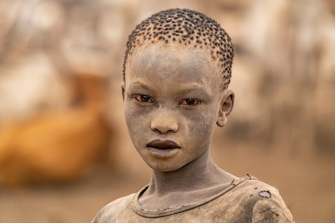 Staubiger Mundari-Junge, Mundari-Stamm, Südsudan, Afrika