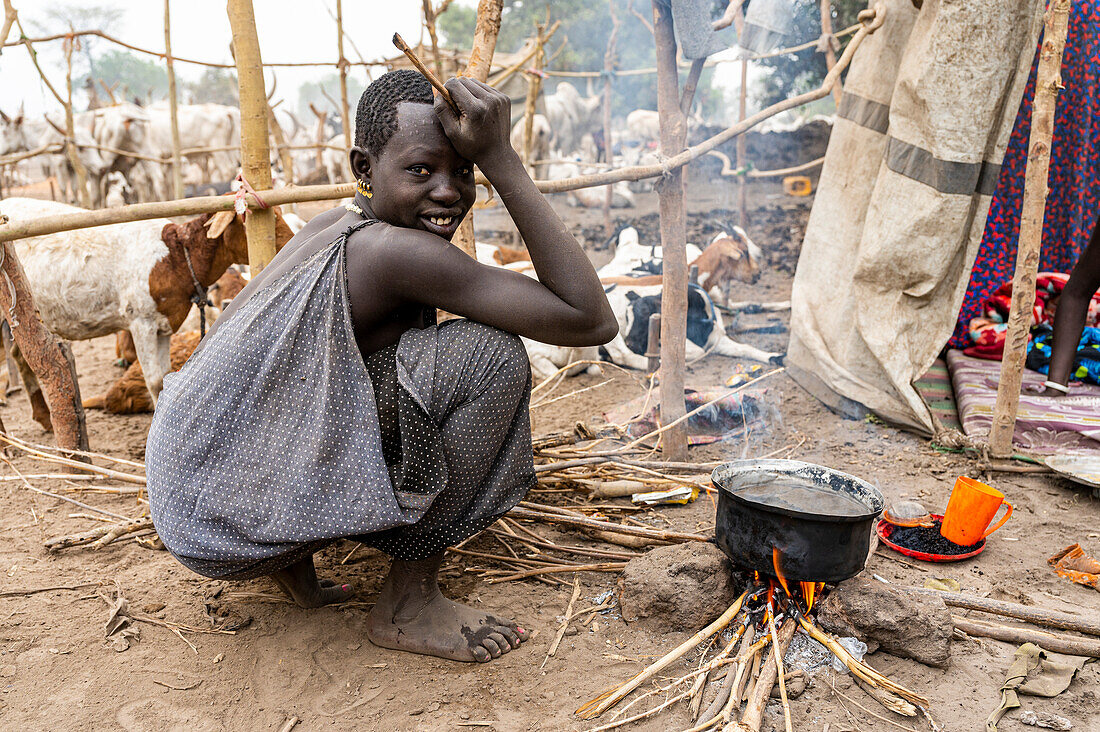 Young woman and cooking pot, Mundari tribe, South Sudan, Africa