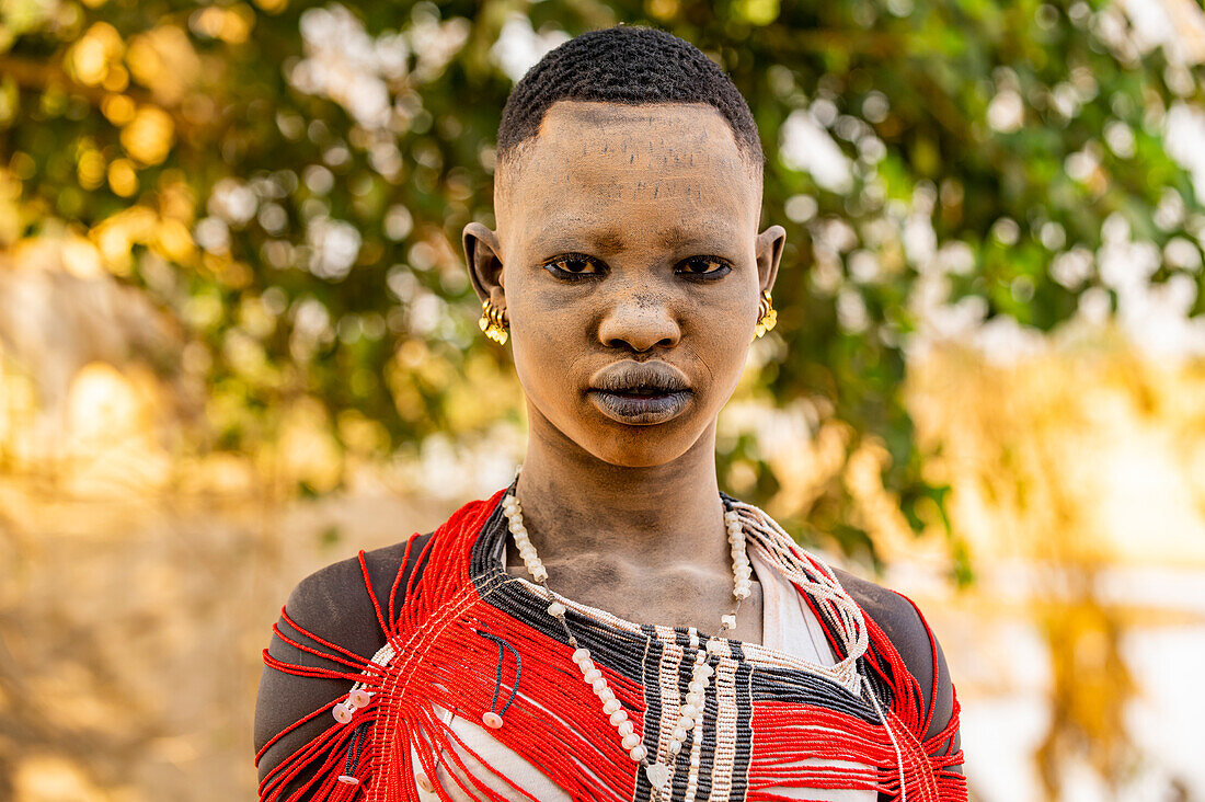 Mundari-Frau in traditioneller Kleidung mit Asche im Gesicht, Mundari-Stamm, Südsudan, Afrika