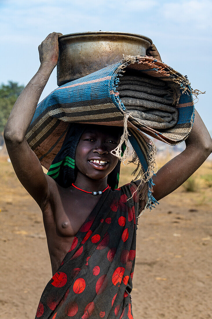 Mundari-Frau auf dem Weg zu einem Wasserloch, Mundari-Stamm, Südsudan, Afrika