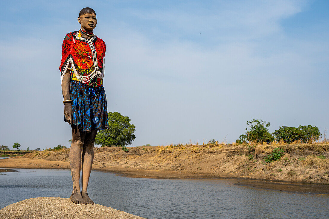 Hübsches Mundari-Mädchen in einem traditionellen Kleid, Mundari-Stamm, Südsudan, Afrika