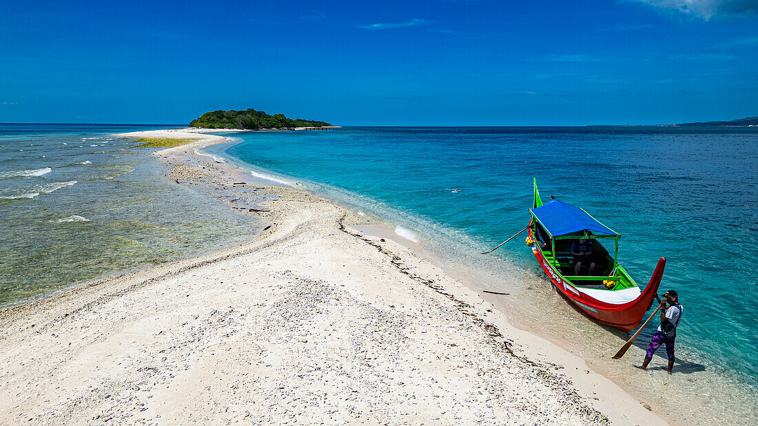 Luftaufnahme eines kleinen Bootes vor Anker auf der Insel Little Santa Cruz, Zamboanga, Mindanao, Philippinen, Südostasien, Asien