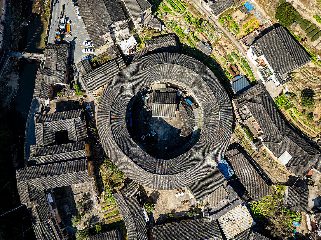 Luftaufnahme des Dorfes Taxia und Fujian Tulou, ländliche Behausung der Hakka, Fujian, China, Asien