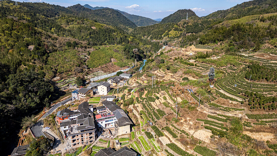 Luftaufnahme des Dorfes Taxia und Fujian Tulou, ländliche Behausung der Hakka, Fujian, China, Asien