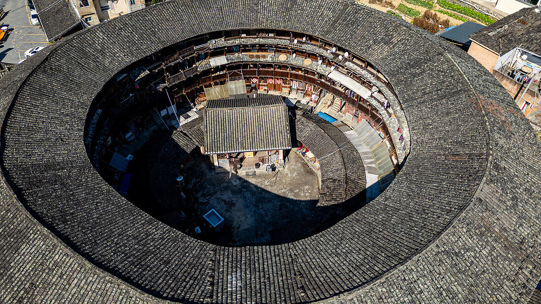 Luftaufnahme des Dorfes Taxia und Fujian Tulou, ländliche Behausung der Hakka, Fujian, China, Asien