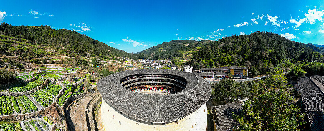 Panorama von Yuchang Fujian Tulou, ländliche Behausung der Hakka, Fujian, China, Asien