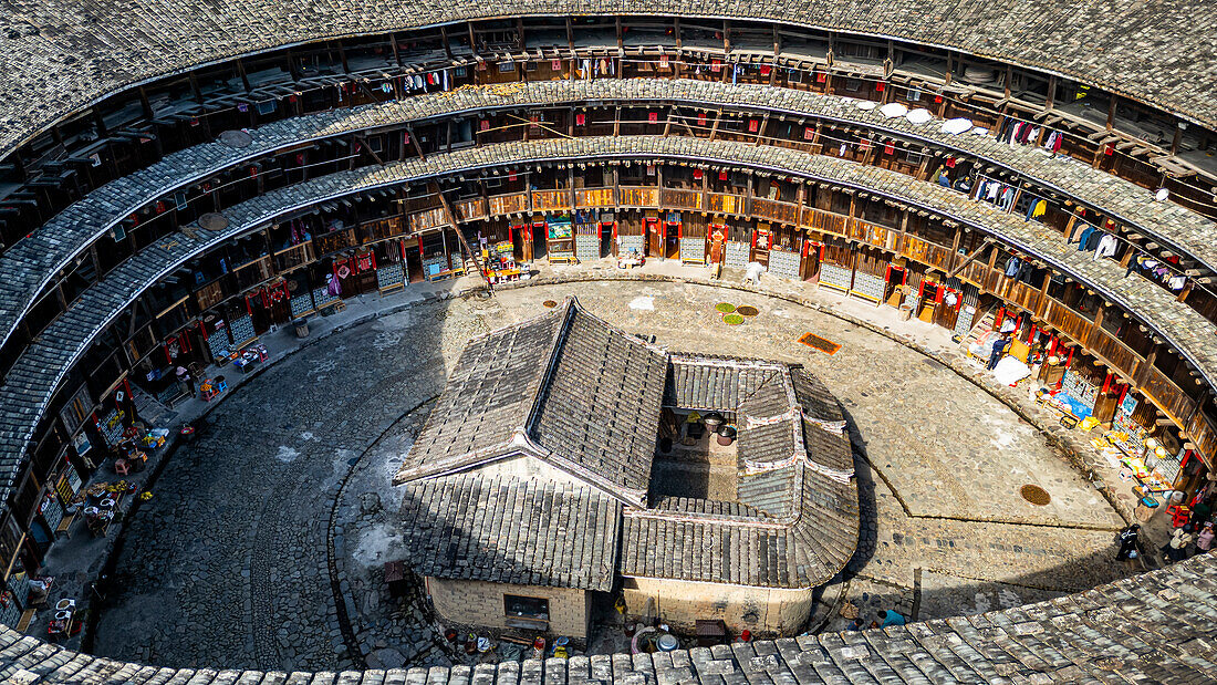 Luftaufnahme des Yuchang Fujian Tulou, ländliche Behausung der Hakka, Fujian, China, Asien