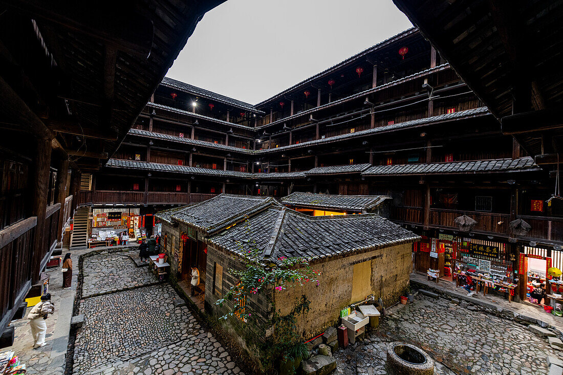 Gebäude auf dem Hegui-Platz, UNESCO-Weltkulturerbe, ländliche Behausung der Tulou in Fujian, Yunshuiyao, Hakka, Fujian, China