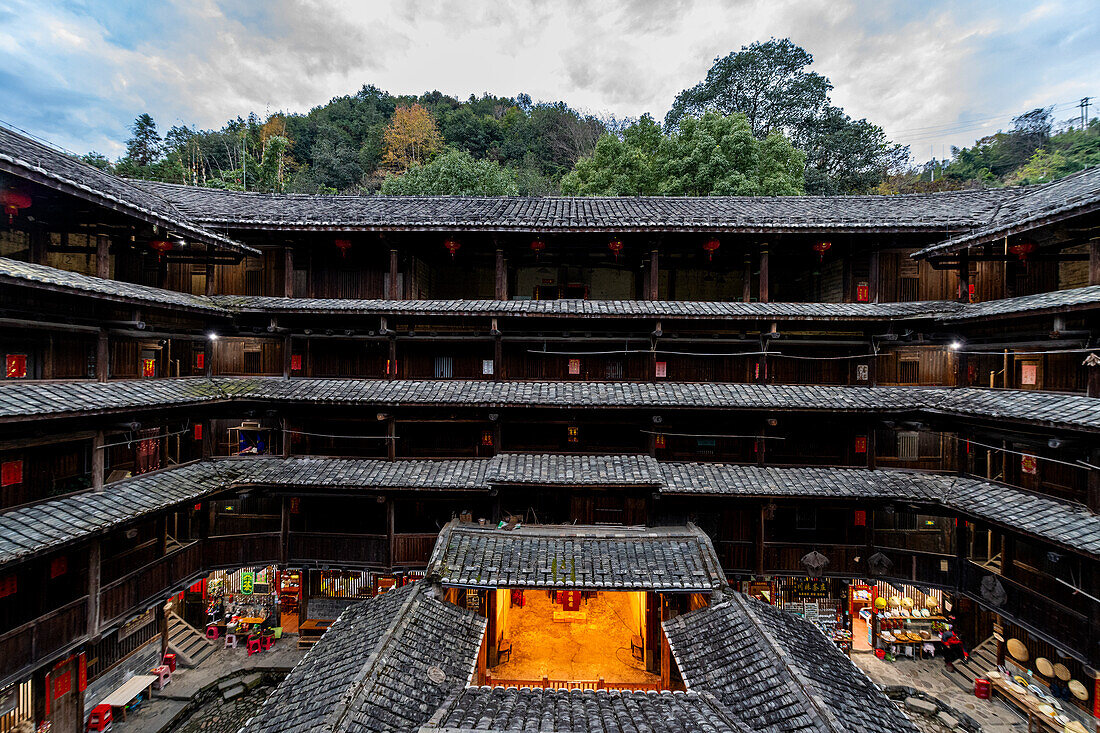 Hegui-Platz-Gebäude, UNESCO-Welterbe, Fujian Tulou-Bauernhaus der Hakka, Yunshuiyao Ancient Town, Fujian, China, Asien