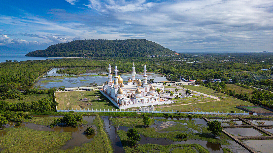 Luftaufnahme der Sultan Hassanal Bolkiah Masjid, Cotabato City, Autonome Region Bangsamoro in Muslim Mindanao, Philippinen, Südostasien, Asien