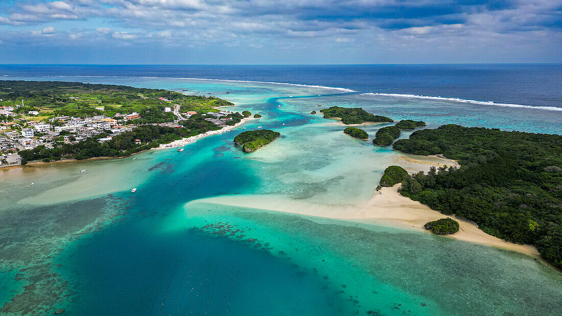 Luftaufnahme der Kabira-Bucht, Ishigaki, Yaeyama-Inselgruppe, Japan, Asien