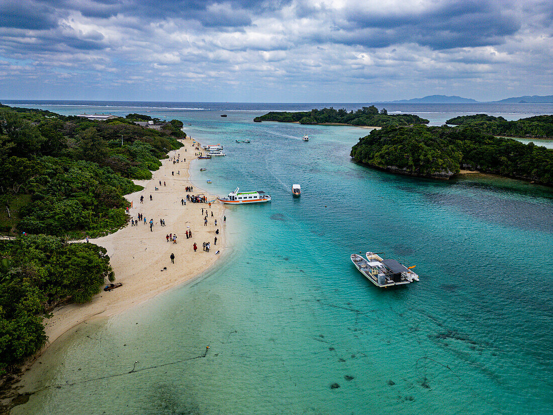 Luftaufnahme der Kabira-Bucht, Ishigaki, Yaeyama-Inselgruppe, Japan, Asien