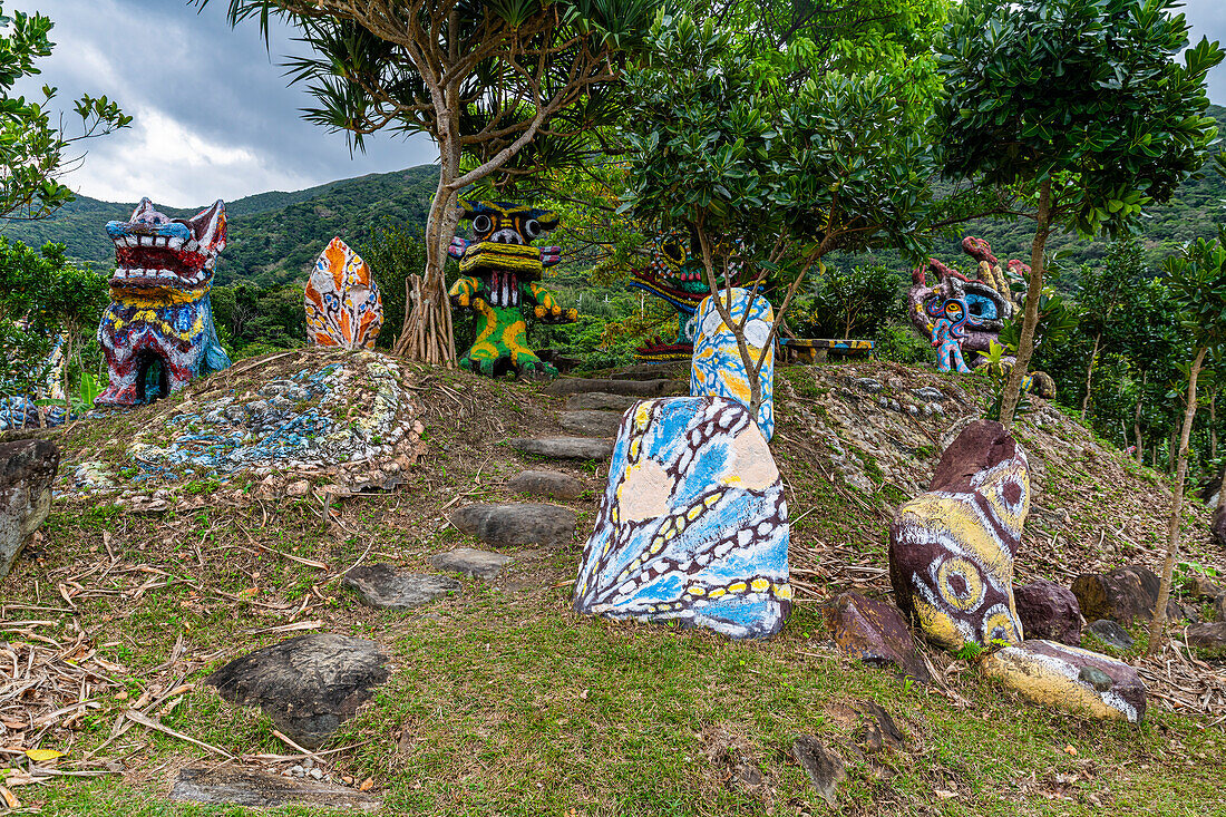 Eklektischer okinawanischer Skulpturenpark in der Nähe des Yonehara-Strandes, Ishigaki, Yaeyama-Inselgruppe, Japan, Asien