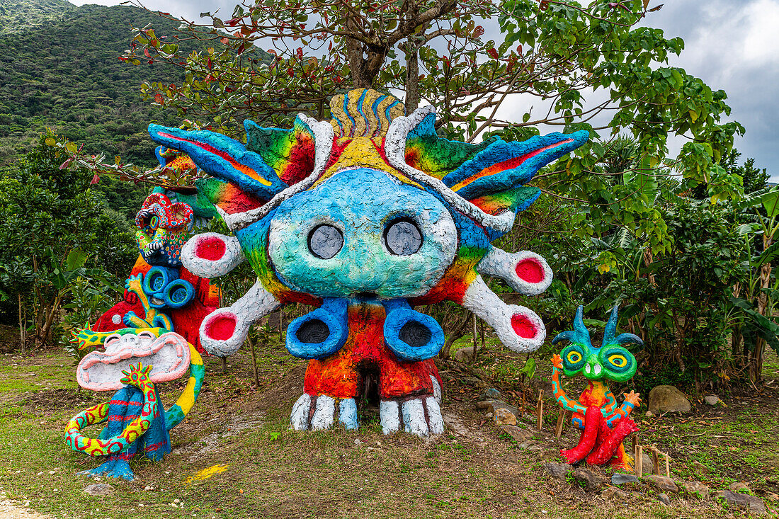 Eklektischer okinawanischer Skulpturenpark in der Nähe des Yonehara-Strandes, Ishigaki, Yaeyama-Inselgruppe, Japan, Asien