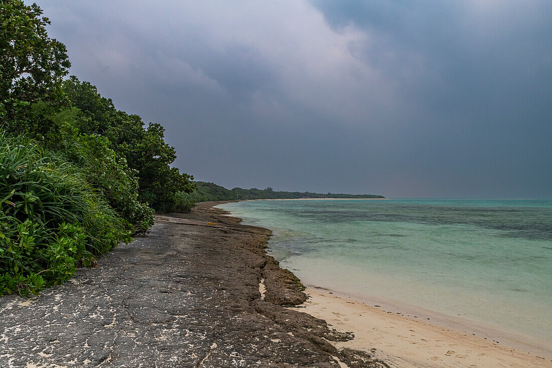 Weißer Sandstrand, Taketomi Island National Park, Ishigaki, Yaeyama-Inselgruppe, Japan, Asien