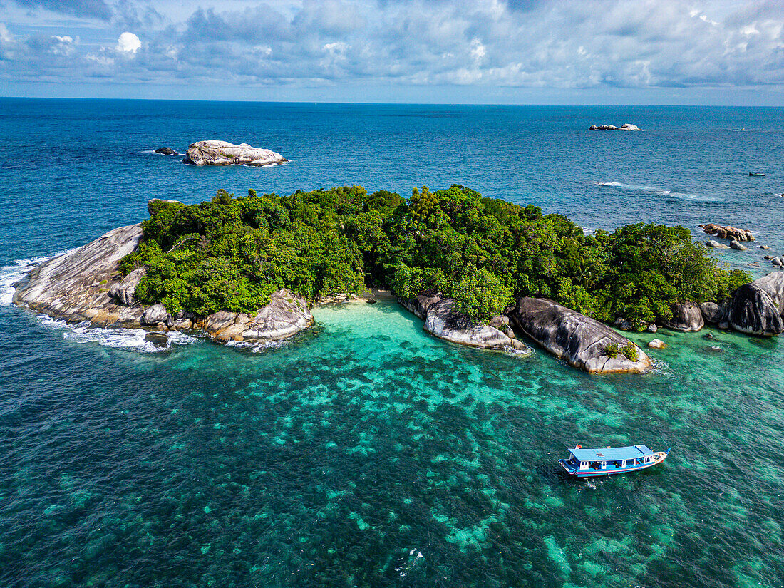 Luftaufnahme der kleinen Granitfelseninsel Keciput, Insel Belitung vor der Küste Sumatras, Indonesien, Südostasien, Asien