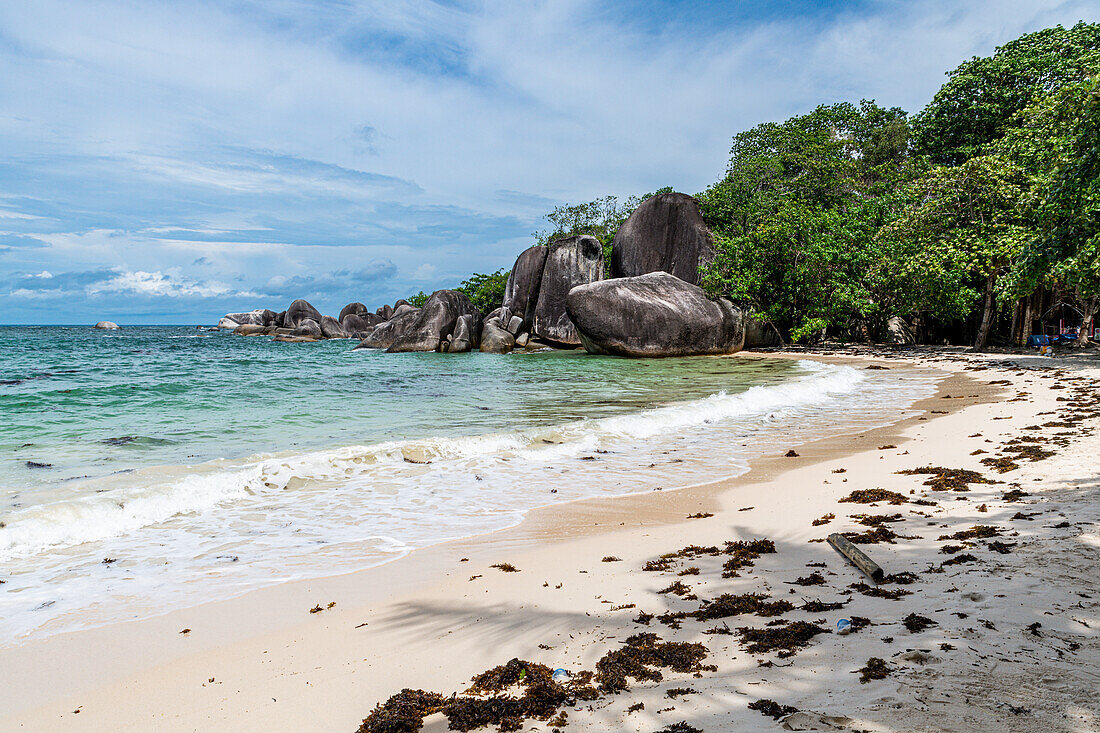 Riesige Granitfelsen am Tanjung Kelayang Strand, Belitung Insel vor der Küste Sumatras, Indonesien, Südostasien, Asien