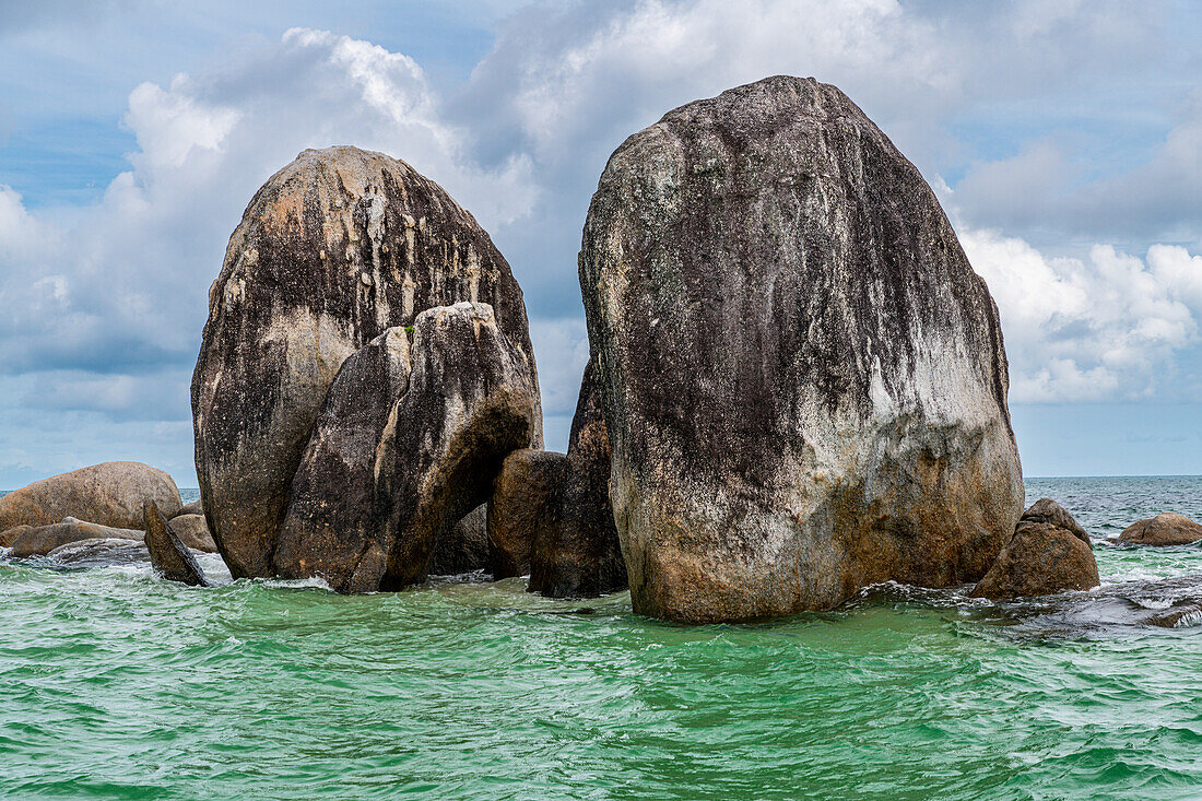 Granitfelsen, die aus dem Meer ragen, Insel Belitung vor der Küste Sumatras, Indonesien, Südostasien, Asien