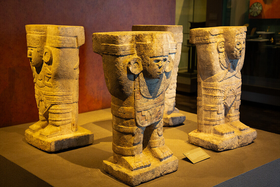 Atlantes Figuren aus der Zeit von 1000-1250 n. Chr. aus Chichen Itaza, Yucatan, Nationalmuseum für Anthropologie, Mexiko-Stadt, Mexiko, Nordamerika