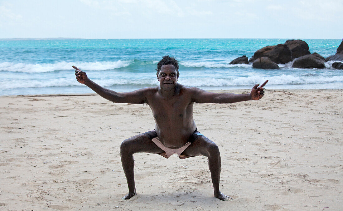 Aborigines im Tanzschritt, Bukudal Homeland, The Outback, East Arnhem Land, Northern Territory, Australien, Pazifik