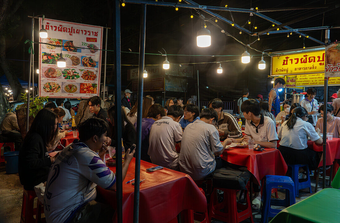 Studenten der Universität Chiang Mai essen auf einem Straßenmarkt, Chiang Mai, Thailand, Südostasien, Asien