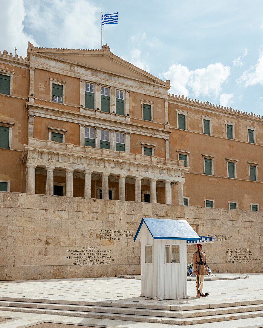 Soldat, der das Denkmal für den Unbekannten Soldaten bewacht, Athen, Attika, Griechenland, Europa