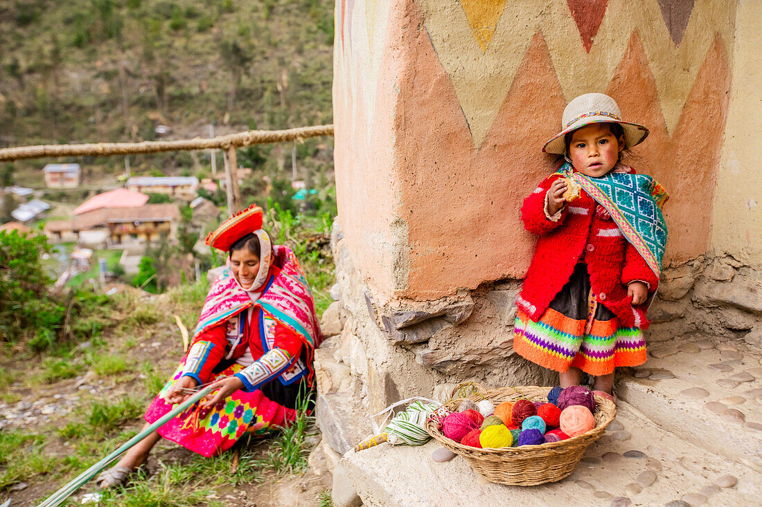 Quechua-Frau und Kind mit Imbiss, Ollantaytambo, Peru, Südamerika